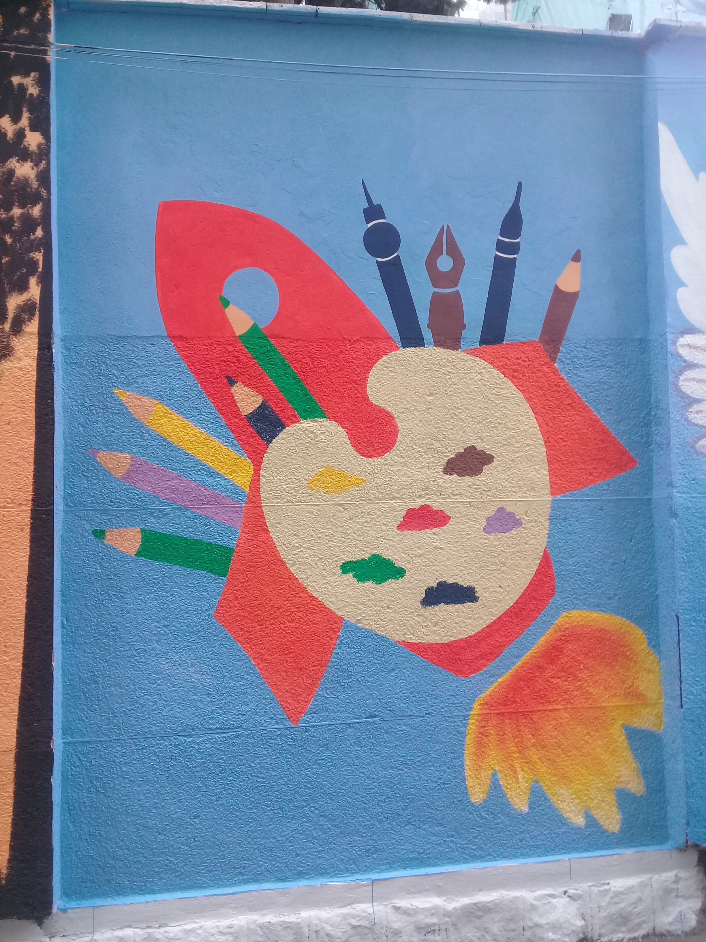 نمای زیبای دیوارهای منتهی به دبیرستان