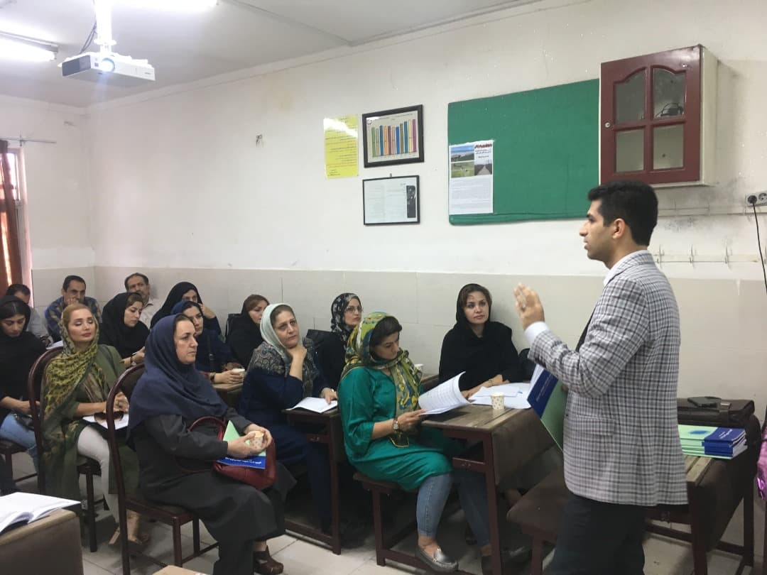 جلسات متعدد مشاوره و برنامه ریزی برای اولیا و همچنین کلاس های آموزش خانواده